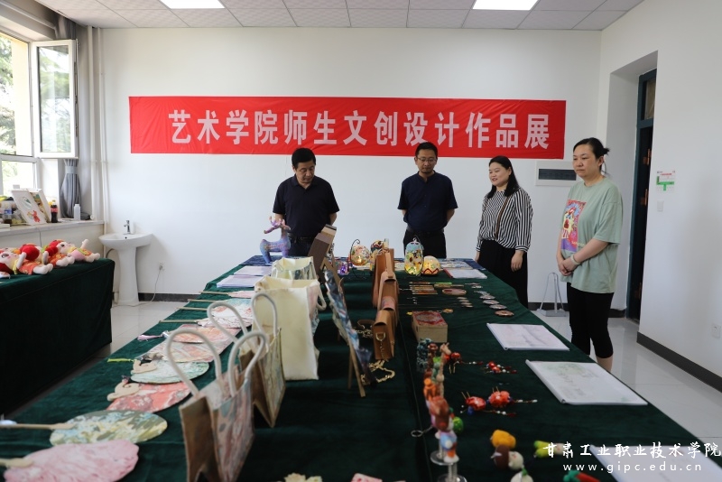 藝術學院開展“鑄牢中華民族共同體意識進校園”文創設計作品展，推動文化藝術交流
